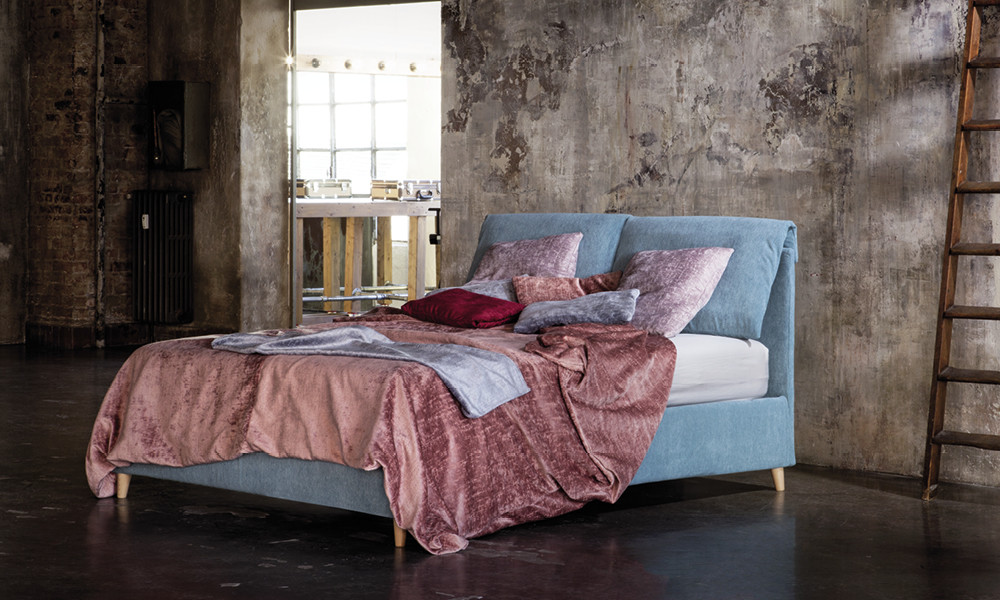 Letto design con testiera decorata