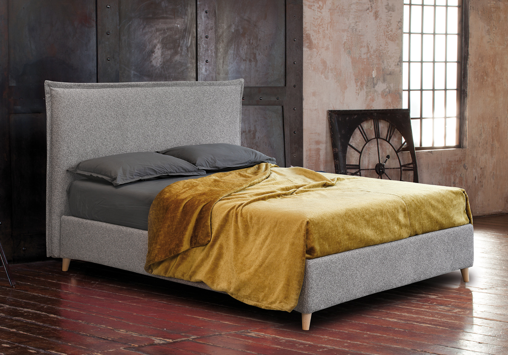 Camera elegante con letto imbottito